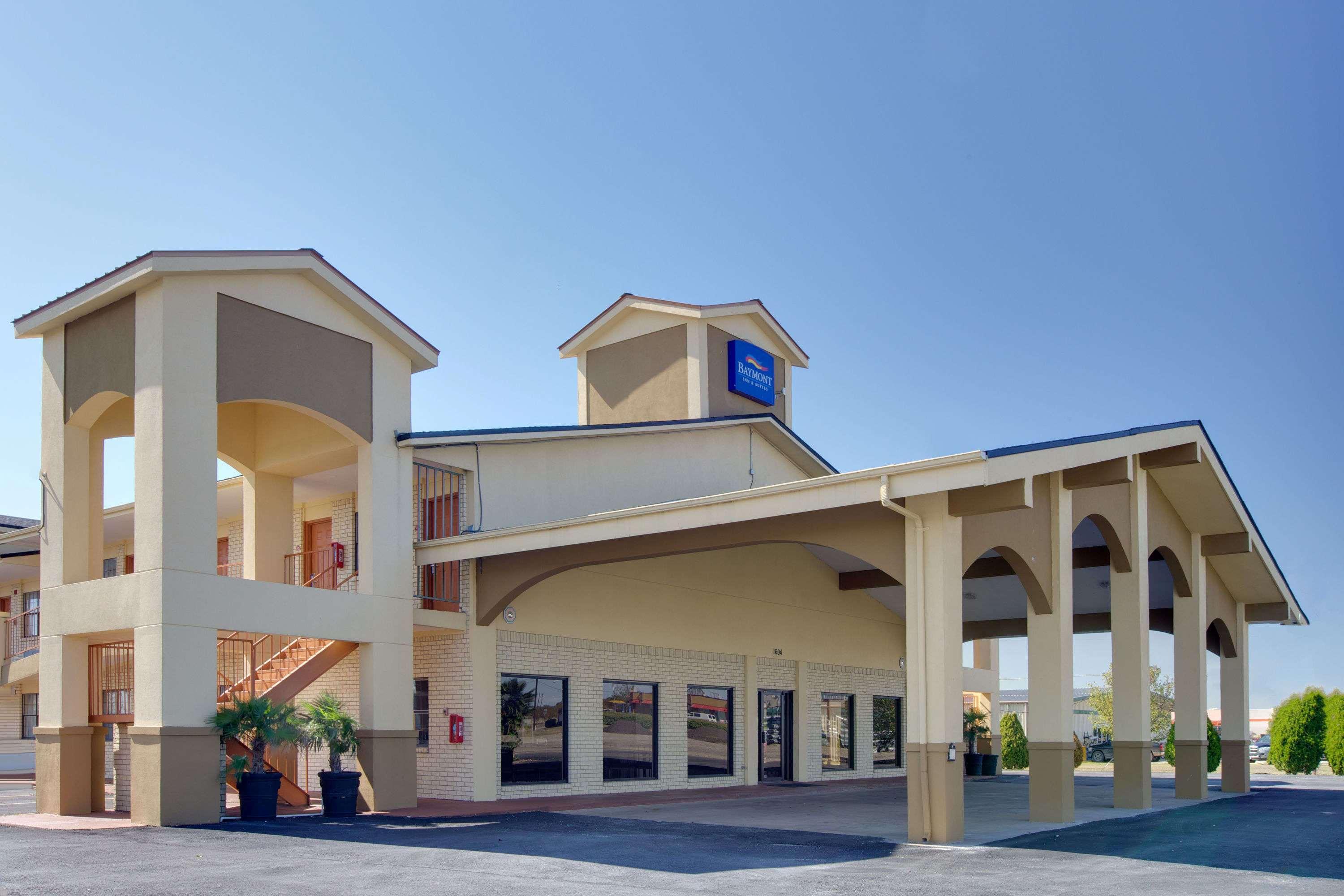 Baymont By Wyndham Terrell Hotel Exterior photo