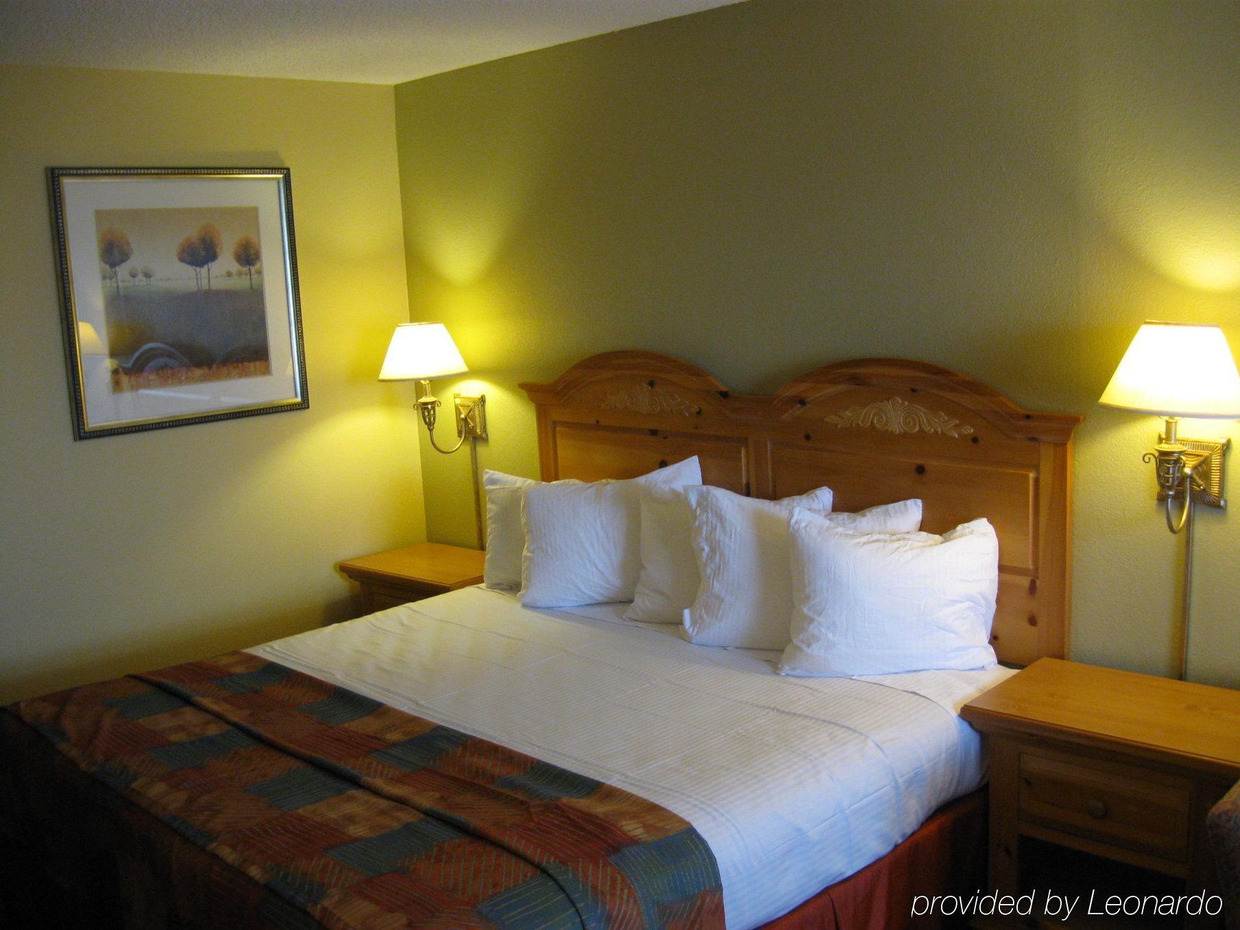 Baymont By Wyndham Terrell Hotel Room photo