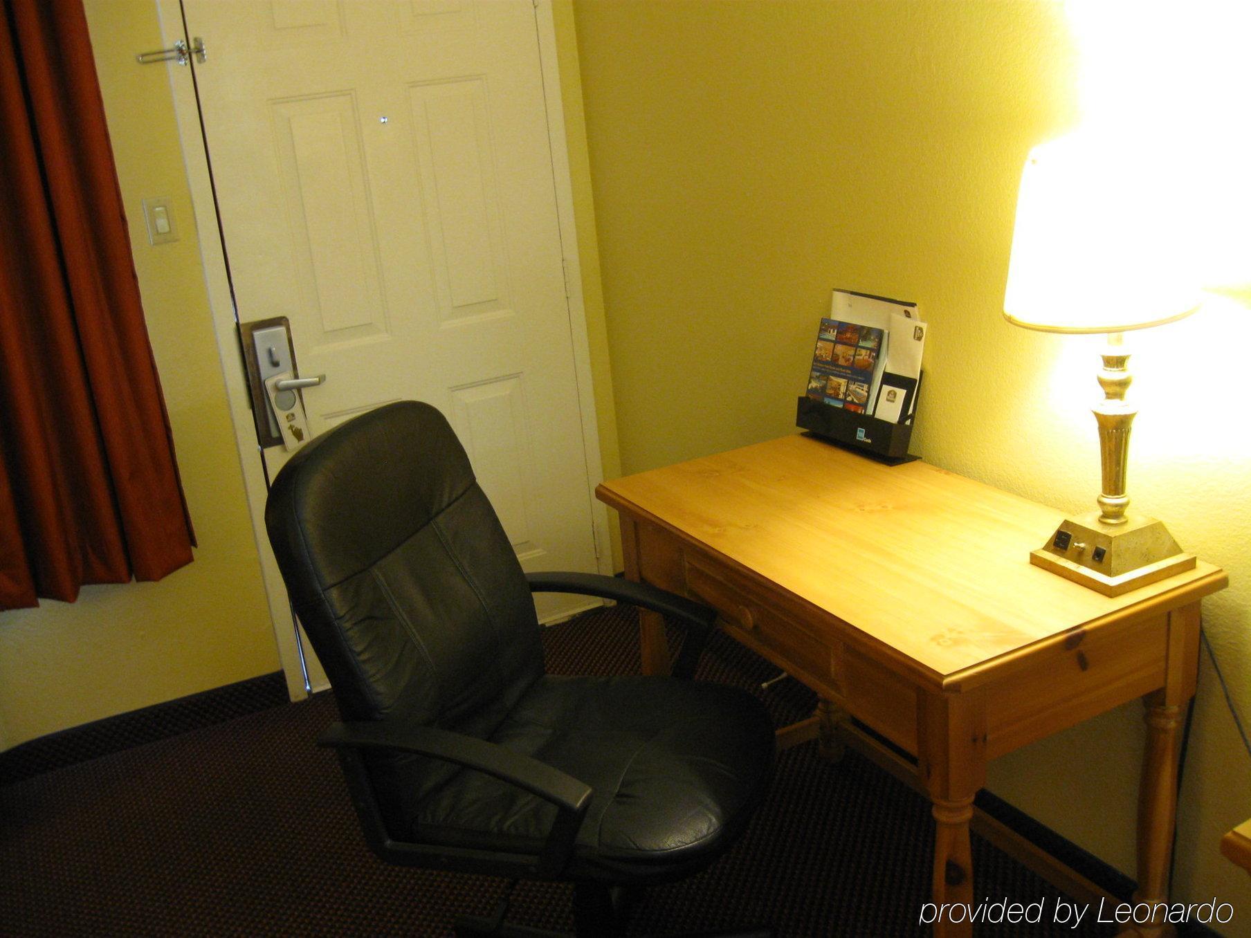 Baymont By Wyndham Terrell Hotel Room photo
